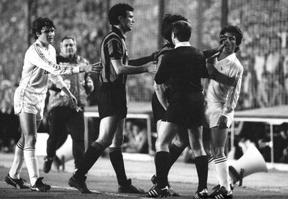 Bagni araña la cara a Juanito, en presencia del árbitro checoslovaco Chirstov y del capitán del Inter, Bini, y de Camacho, en el Real Madrid 2 - Inter de Milán 1 , en el partido de la Recopa de Europa que le costó la eliminación al Inter.