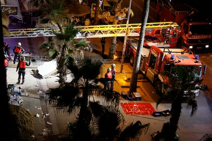 Los bomberos trabajan el jueves por la noche para rescatar a las víctimas del edificio siniestrado. 