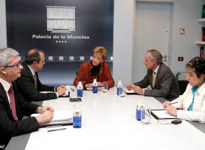 De izquierda a derecha, el director del Gabinete de Vicepresidencia, Fernando Escribano; el presidente de RTVE, Luis Fernández; la vicepresidenta María Teresa Fernández de la Vega; el presidente de FORTA, Joan Majo, y la directora de Comunicación de Vicepresidencia, Ángeles Puerta.