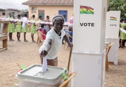 Una mujer deposita su voto a las elecciones presidenciales y parlamentarias en un centro electoral de Accra, Ghana.