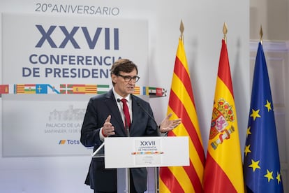 El presidente de la Generalitat de Catalunya, Salvador Illa, realiza declaraciones durante la XXVII Conferencia de Presidentes, que se celebra este viernes en Palacio de la Magdalena de Santander.