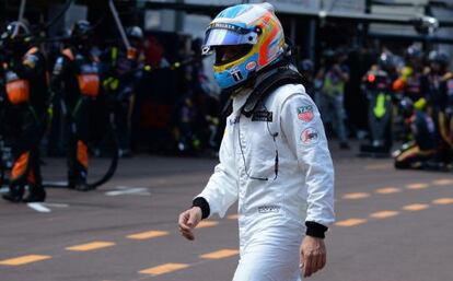 Fernando Alonso abandona la pista tras romper su McLaren