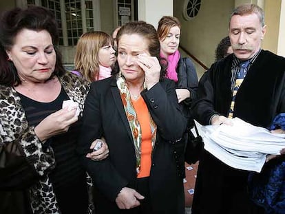 Alicia Hornos, madre de Rocío Wanninkhof, en el centro, tras conocer el veredicto del jurado.