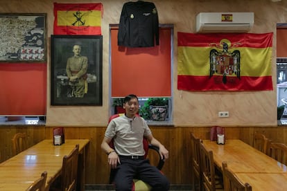 Chen Xiangwei llegó a España en 1999. En aquellos años andaba lejos de ser un 'pata negra' del franquismo. En 2009, se convirtió en propietario del bar Oliva, una taberna abierta en 1926 y situada entre pisos de protección oficial y votantes de Unidas Podemos.