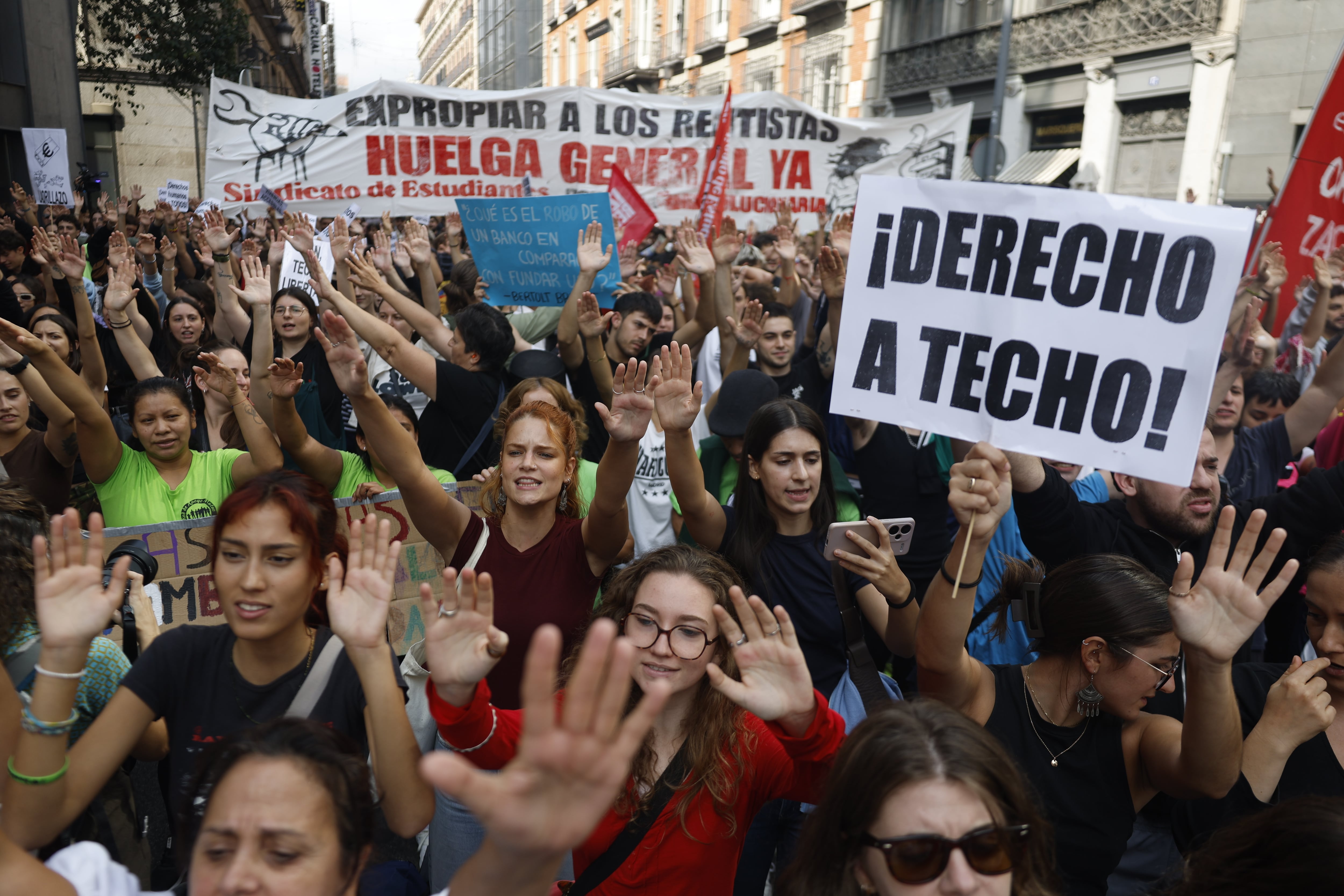 La manifestación se planta en el Congreso con reproches al Gobierno, el PP, Vox y Junts mientras se debaten los decretos de vivienda
