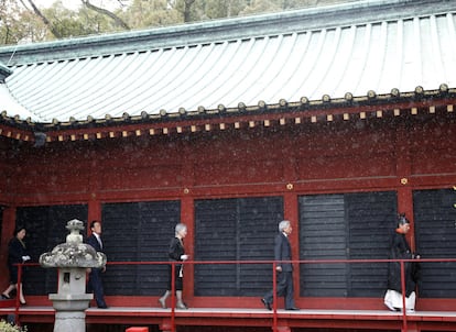 El emperador japonés Akihito y la emperatriz Michiko pasan por delante del santuario Sengen de Shizuoka después de despedir a los reyes Felipe VI y Letizia, en Shizuoka (Japón).