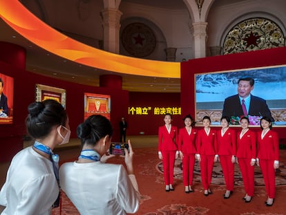 Un grupo de anfitrionas del XX Congreso Nacional del Partido Comunista de China posa frente a una imagen del presidente Xi Jinping el pasado 12 de octubre en Pekín.