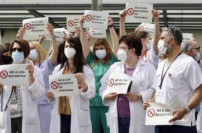 Sanitarios protestan a las puertas de La Fe, en Valencia, por la no renovación de contratos covid