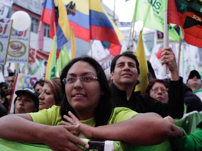 Simpatizantes apoiam presidente do Equador