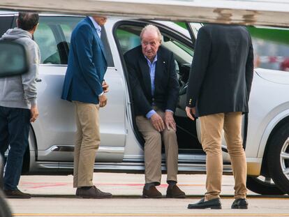 Llegada del rey emérito al aeropuerto de Vigo en mayo.