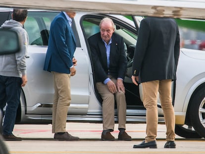 El rey Juan Carlos sube a uno de los vehículos que lo esperaban a pie de avión en el aeropuerto de Vigo, este jueves.