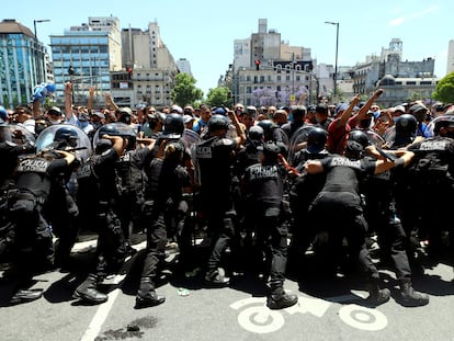Incidentes entre los fanáticos y la policía en el velatorio de Diego Maradona, en Buenos Aires, este jueves.