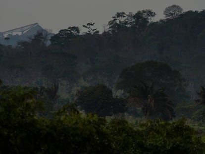 Projeto de mineração da Vale visto de um acampamento de agricultores.