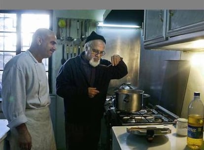 En la cocina de la misión, el padre Manuel prueba el guiso. Él es quien organiza el menú del día. Asegura que su pastoral del domingo "es la comida".