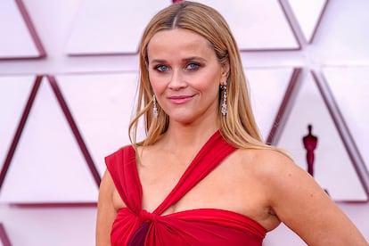 ¿Quién? Reese Witherspoon ¿Inversiones de éxito? La protagonista de Una rubia muy legal es el epítome del crecimiento que las estrellas femeninas han experimentado en los últimos años en las colinas de Los Ángeles, tomando el control sobre su destino y erigiéndose en auténticas fuerzas creativas. Con su productora Hello Sunshine, considerada por la revista Time como una de las 100 empresas más influyentes del mundo en 2021, la actriz ha dado forma a un imperio audiovisual (cadena de televisión, series, podcast, newsletter, club de lectura, marca de ropa, etc.) basado en historias pensadas por y para mujeres. Series como Big Little Lies o The Morning Show son dos de sus más recientes éxitos. Fortuna estimada: 165 millones de euros.