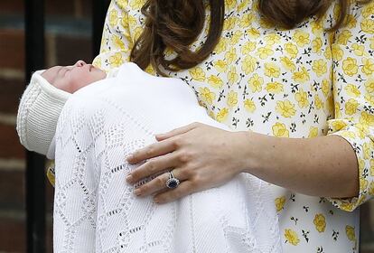 Kate Middleton muestra a su hija. La niña vestía de blanco. Se parece a su hermano Jorge.