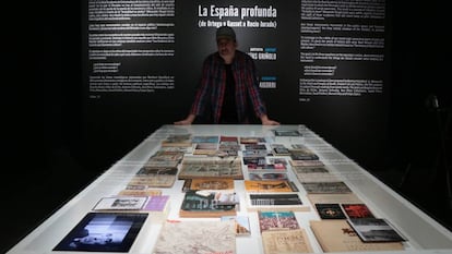 El videocreador Isa&iacute;as Gri&ntilde;olo en la sala expositiva Multiverso de la Fundaci&oacute;n BBVA.