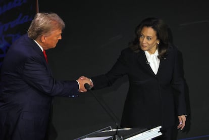 Donald Trump y Kamala Harris se saludan al inicio del debate en Filadelfia, este lunes.