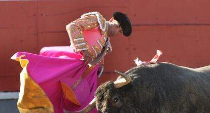Serafín Marín en su primer toro.