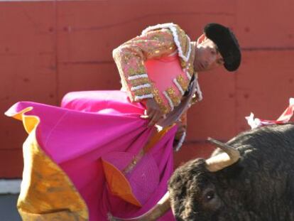 Serafín Marín en su primer toro.