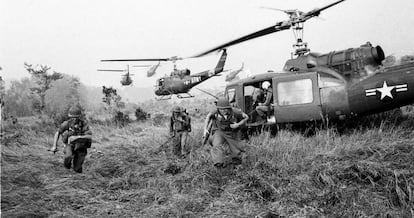 Soldados estadounidenses desembarcan de helicópteros durante la guerra del Vietnam.