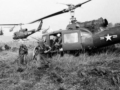 Soldados estadounidenses desembarcan de helicópteros durante la guerra del Vietnam.
