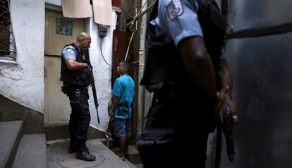 Un agente de policía pregunta a un menor en Río de Janeiro.