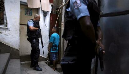 Un agente de polic&iacute;a pregunta a un menor en R&iacute;o de Janeiro.