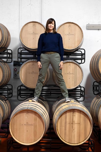 Ana De Castro, enóloga de la bodega, posa entre las barricas de la bodega La Melonera en Ronda. 