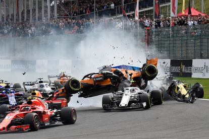 Momento en el que el bólido de Alonso choca en la primera curva del circuito.