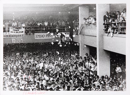 Lanzamiento de octavillas en un concierto de Raimon en la Facultad de Ciencias Económicas de la Universidad Complutense, 18 mayo de 1968.
