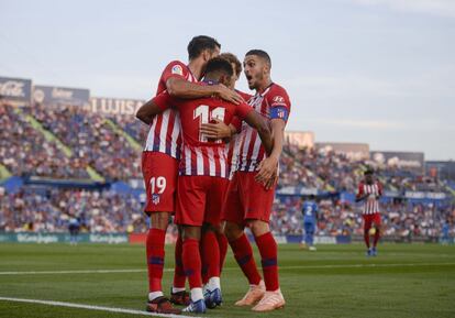 Los jugadores del Atlético de Madrid, celebran el gol de Thomas Lemar.
