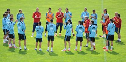 Los jugadores y técnicos de la selección española aplauden ayer a Soldado, a la izquierda, por su 27º cumpleaños.