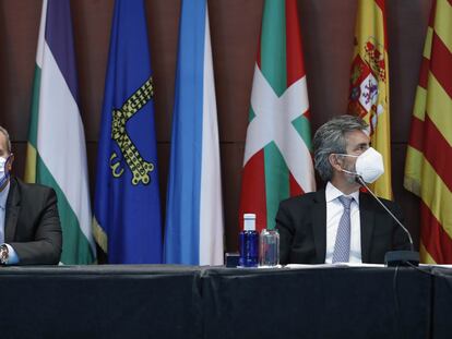 El ministro de Justicia, Juan Carlos Campo, y el presidente del Consejo General del Poder Judicial (CGPJ), Carlos Lesmes, durante el acto de entrega de despachos a la nueva promoción de jueces, este viernes en Barcelona.