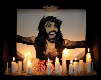 Una de los principales fobias de Buñuel fue la religión. Provocador, escribió en otra de las manchas una nota que decía: "Una hermosísima foto de la cabeza de Cristo coronada de espinas, pero riéndose a carcajadas.