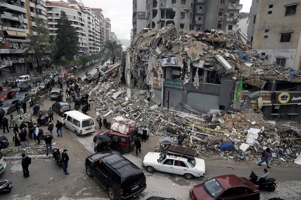 Residentes desplazados de Dahiye, en el sur de Beirut, regresan a sus casas, este miércoles. eirut, Lebanon, following a ceasefire between Israel and Hezbollah that went into effect on Wednesday, Nov. 27, 2024. (AP Photo/Bilal Hussein)