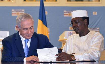 El presidente de Chad, Idriss Déby, y el primer ministro de Israel, Benjamín Nentanyahu, el domingo en Yamena.