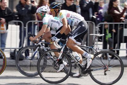 Contador, ayer, en las calles de Barcelona, durante la última etapa de la Volta.