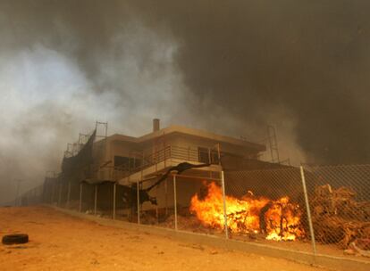 Una vivienda es rodeada por el fuego en Pallini, a diez kilómetros al noreste de Atenas