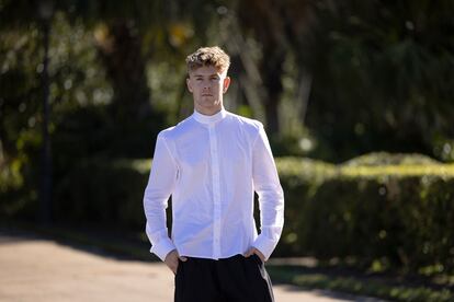 El actor Patrick Criado, premio Ondas al mejor intérprete masculino en ficción por 'Las noches de Tefía', posa para los medios en el Palacete Albéniz de Barcelona.