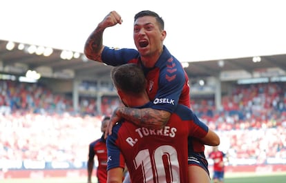 El Chimy Ávila celebra un gol con la camiseta del CA Osasuna esta temporada.