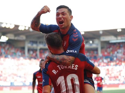 El Chimy Ávila celebra un gol con la camiseta del CA Osasuna esta temporada.