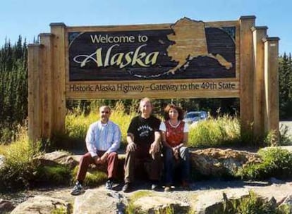 Juan José Lara, Eugenio Contreras y Belén Lara, en la frontera de Alaska con Canadá.