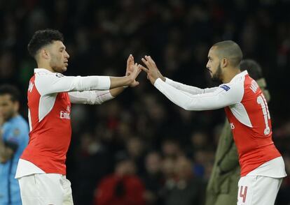 Alex Oxlade-Chamberlain (i) es sustituido por Theo Walcott.