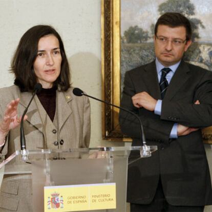 La ministra de Cultura, Ángeles González-Sinde, e Ignasi Guardans, en la toma de posesión de éste último con director del ICAA