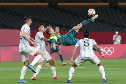 El centrocampista Riley McGree intenta una chilena durante el partido de fútbol de la primera ronda del grupo C de los Juegos Olímpicos de Tokio 2020 entre Argentina y Australia en el Sapporo Dome, en Sapporo (Japón).