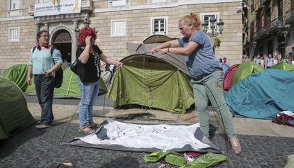 Activistes col·locant tendes de campanya a la plaça Sant Jaume.