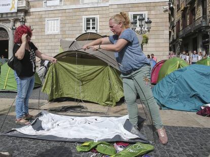 Activistas colocando tiendas de campaña en la plaza Sant Jaume