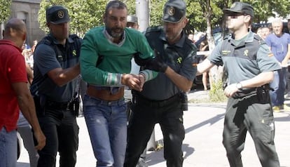 Oubel, escoltado por guardias civiles, ante el juzgado de Caldas de Reis.