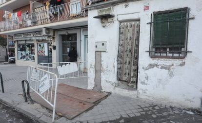 La zanja, junto a los dos tablones de madera que han puesto los vecinos.